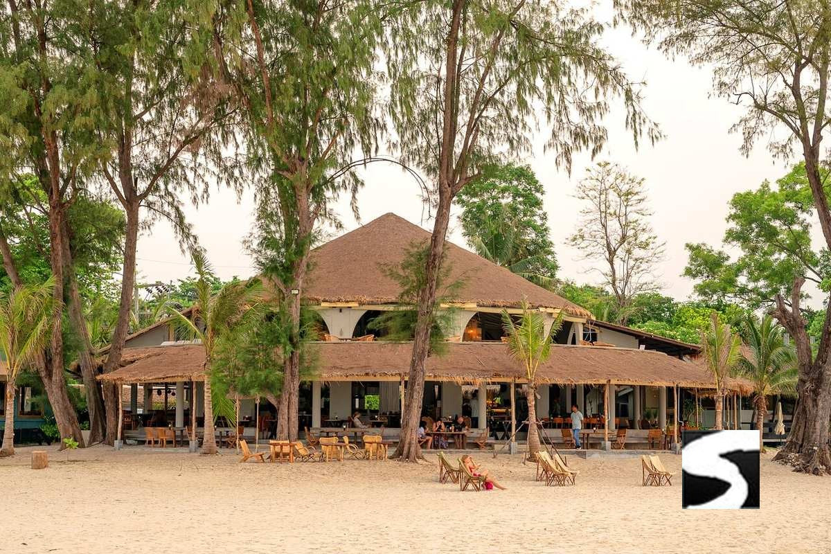 Thatched-roof beach restaurant- kohsamui.tours_White Lotus Tour
